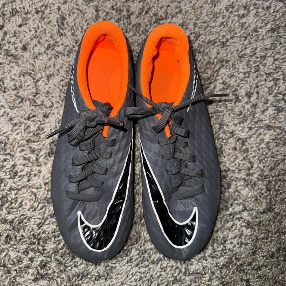 Nike Hypervenom Phantom 3 Club FG
Soccer Cleats Gray Black Orange size 4y 23cm - Picture 5 of 9